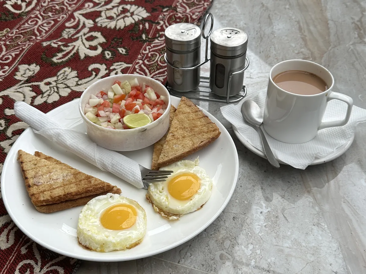 Breakfast at the café: fried eggs, toast and masala chai