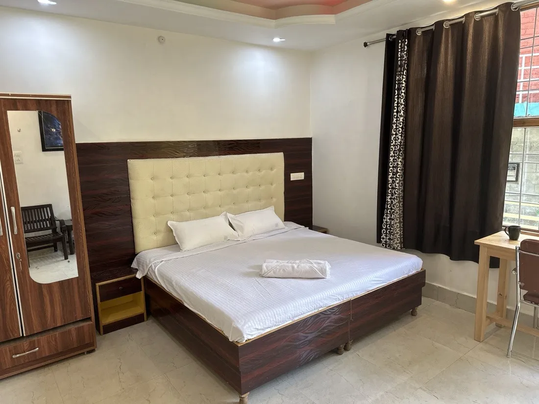 Bright room with shared kitchen: double bed and garden-view windows