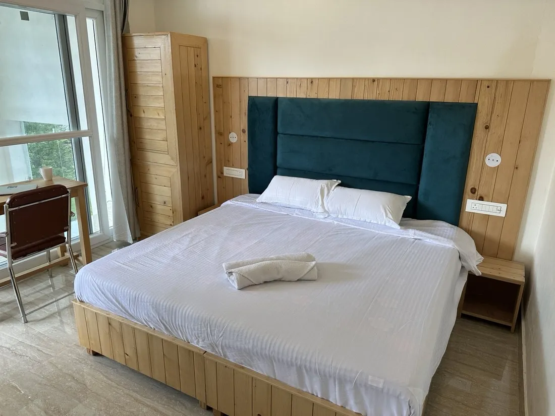 Cozy king room on the fourth floor with teal headboard