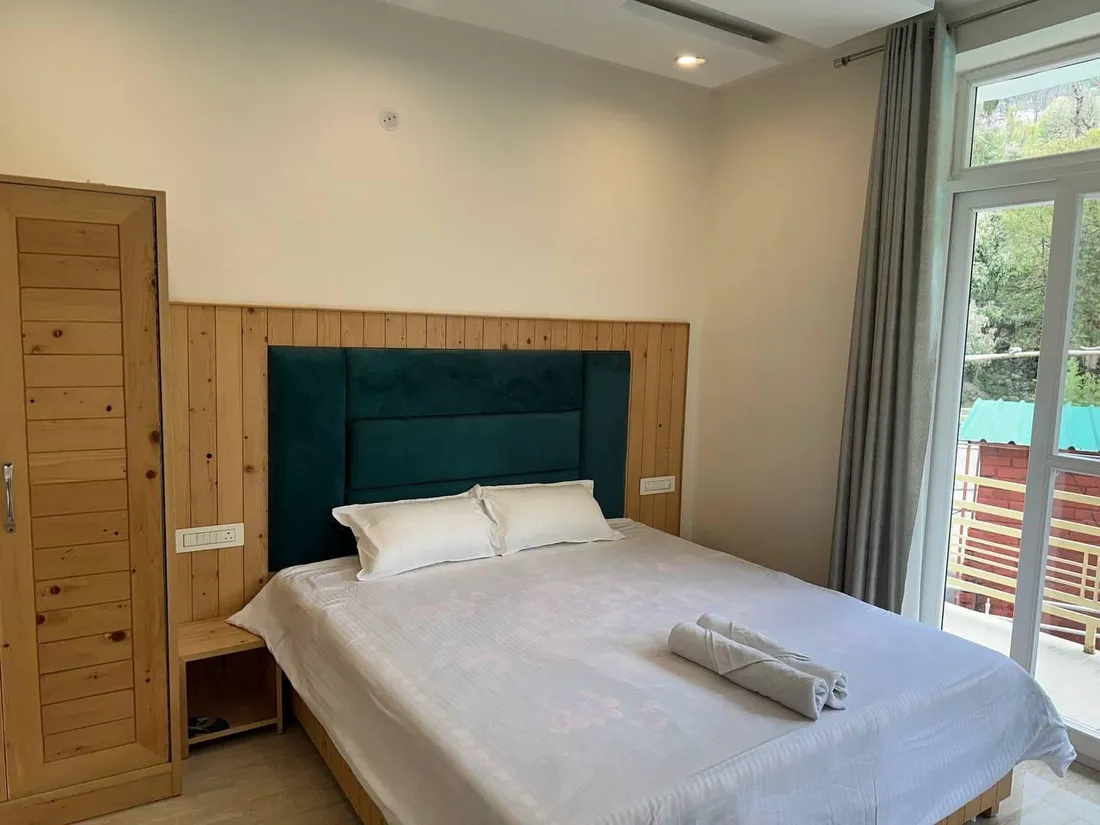 Mountain room with own kitchen: double bed and forest-view windows
